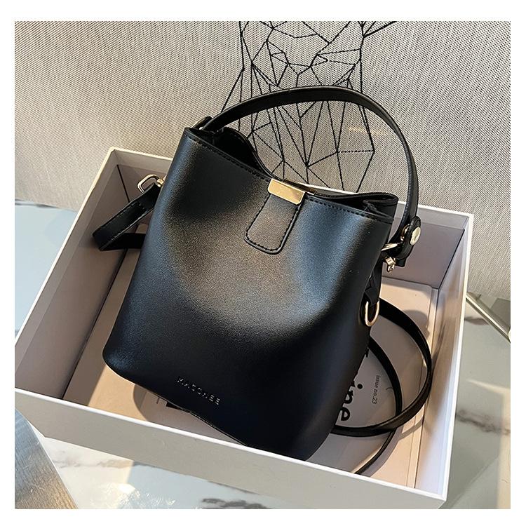 2025 New Small Bag Women's Trendy Versatile Retro Shoulder Messenger Bag Summer Fashion Portable Bucket Bag