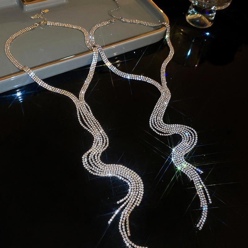 Collana girocollo multistrato con frange incastonata di diamanti in stile lusso leggero, collana a catena per clavicola esagerata personalizzata in stile europeo e americano