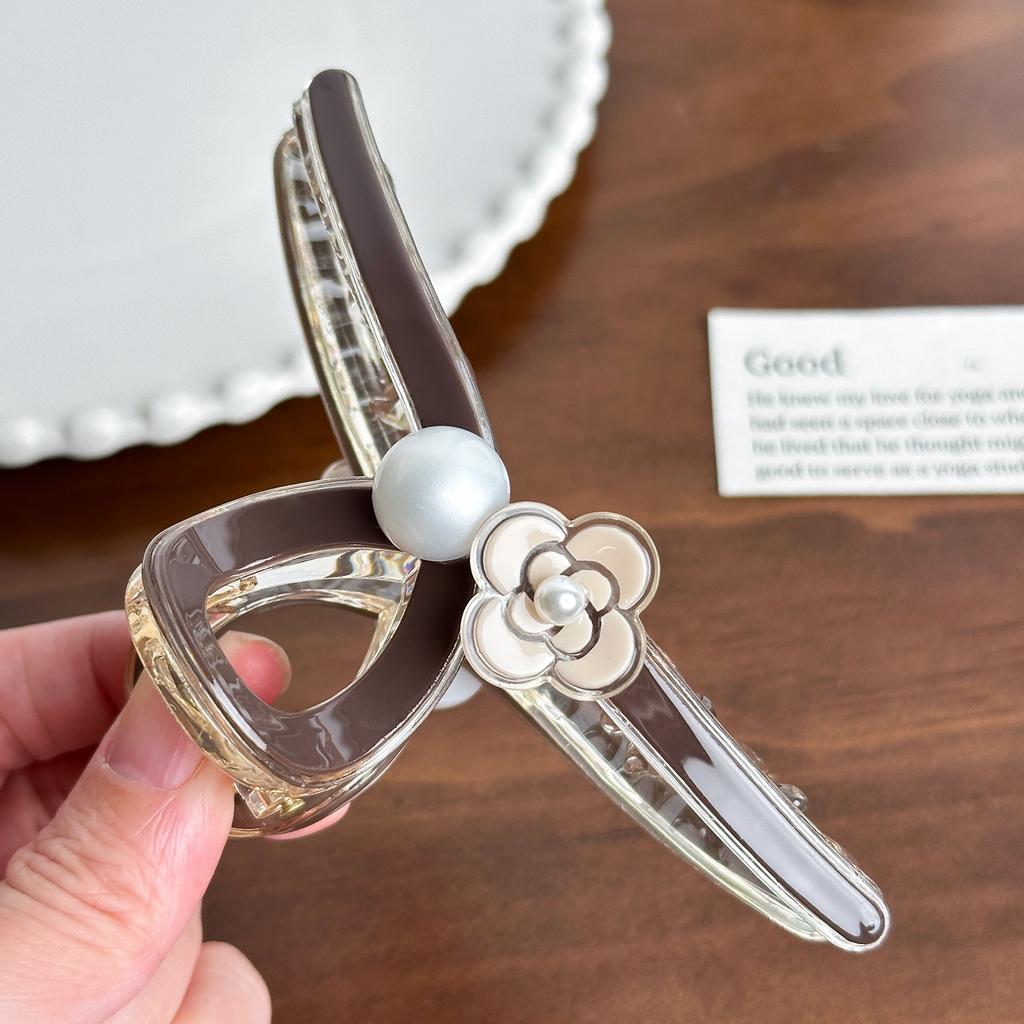 Crafted Retro Beautifully Hair Claw Clip With Elegant Pearl Design For Looks Sophisticated