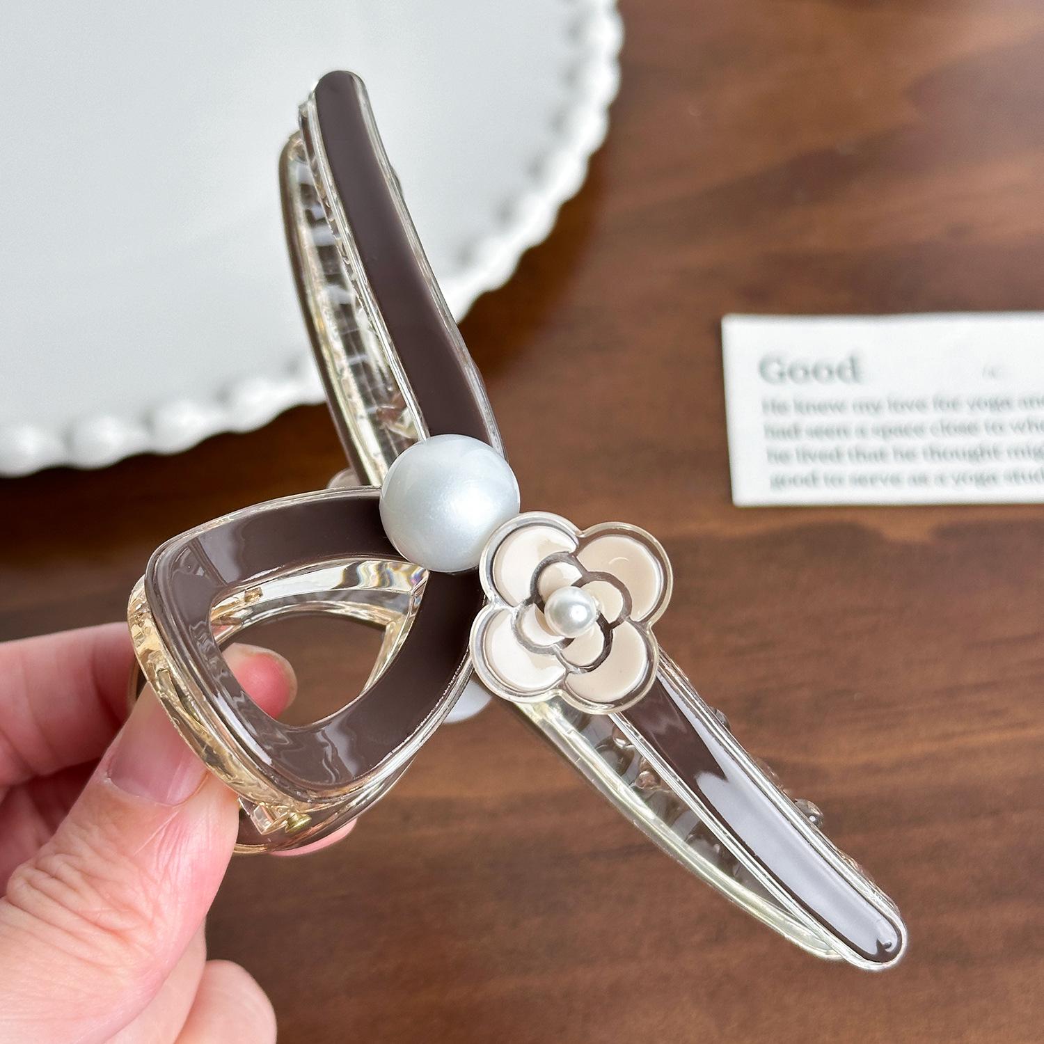 

Crafted Retro Beautifully Hair Claw Clip With Elegant Pearl Design For Looks Sophisticated DarkBrown11cm