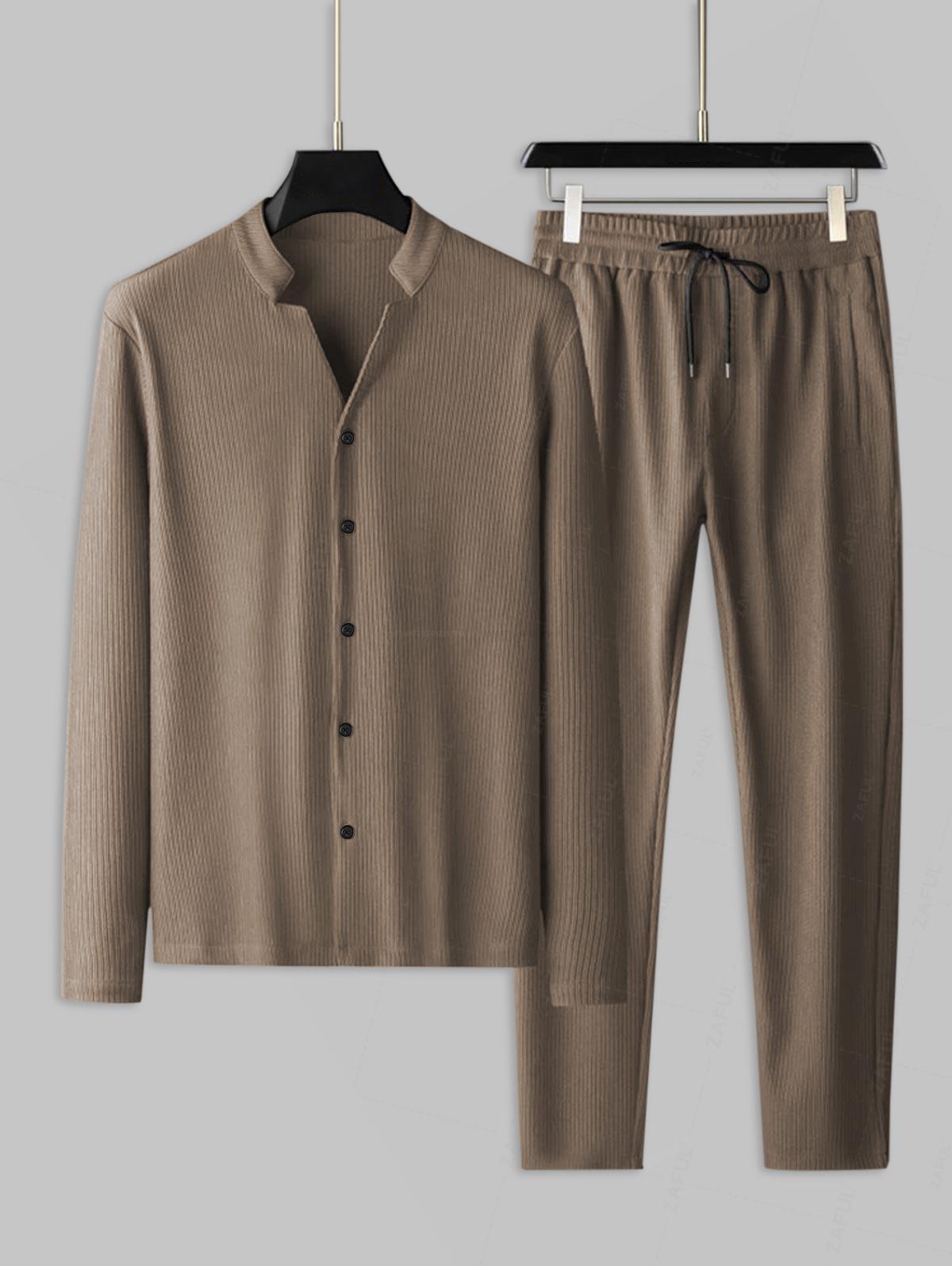 

Мужской комплект: рубашка с воротником-стойкой, рубчатой жаккардовой вязки, на пуговицах спереди, с длинными рукавами, и брюки прямого кроя на кулиске. XXL кофейный