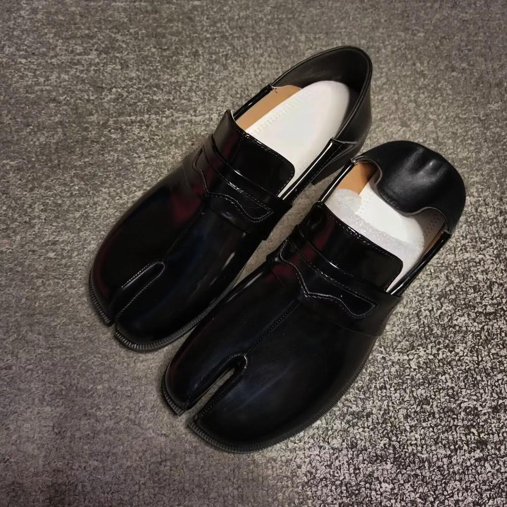 Fashion Women's Tabi Split-Toe Loafers British Style Flat Heel Painted Leather Slip-On Lazy People's Shoes Pig Foot Single Shoes