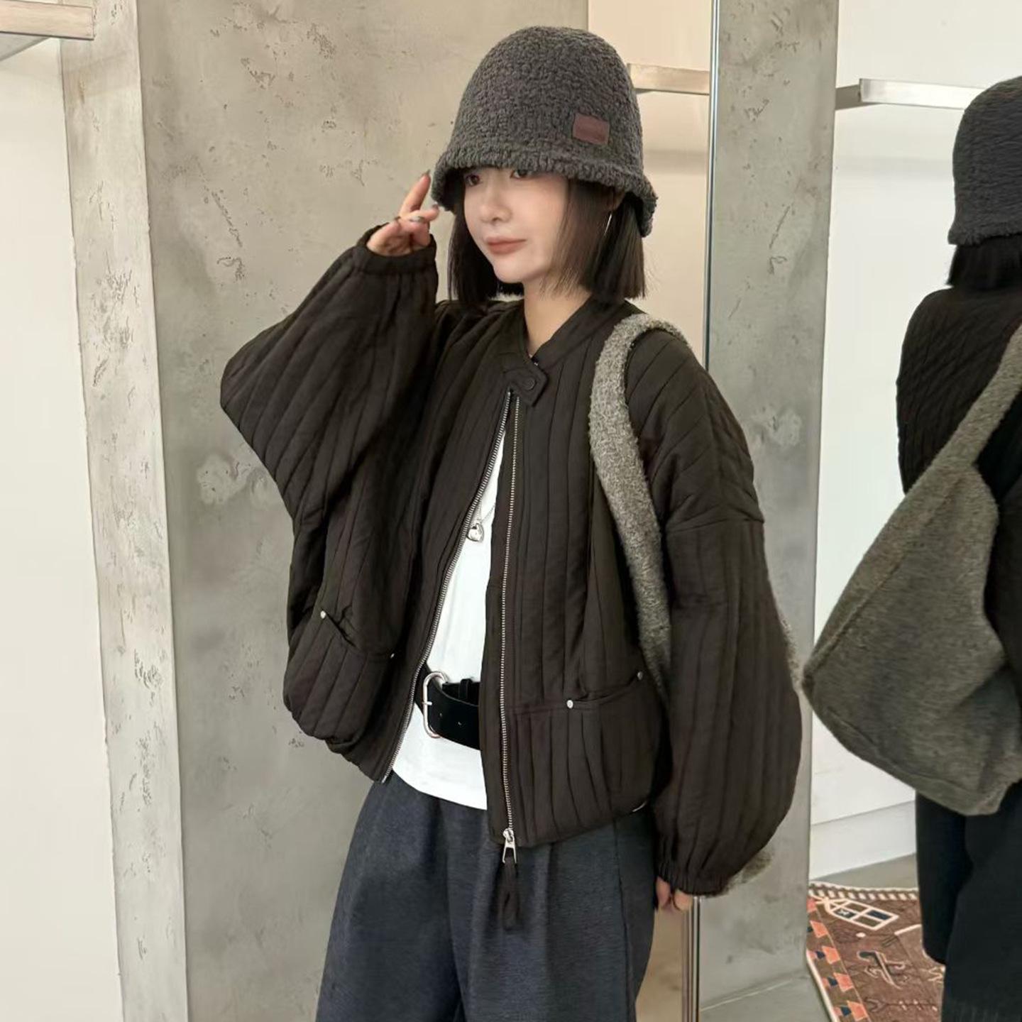 

Женская легкая короткая куртка с хлопковой подкладкой, на молнии и со стойкой - Универсальный топ для миниатюрных фигур на осень 2025 M fits 45-60 kg кофейный