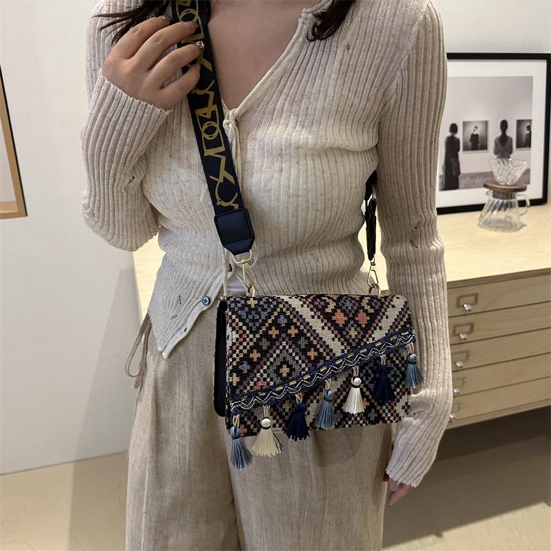 Autumn and Winter New Retro Knitted Fringed Wide Shoulder Strap Messenger Bag Bag Foreign Style Chinese Style Rhombus Ethnic Style Envelope Bag