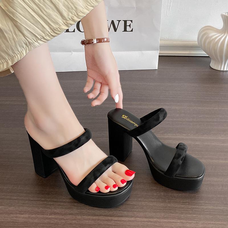

2025 лето новые туфли-шлепанцы на высоком каблуке женские для улицы квадратный носок толстый высокий каблук водонепроницаемая платформа модные повседневные крутые шлепанцы 36 чёрный