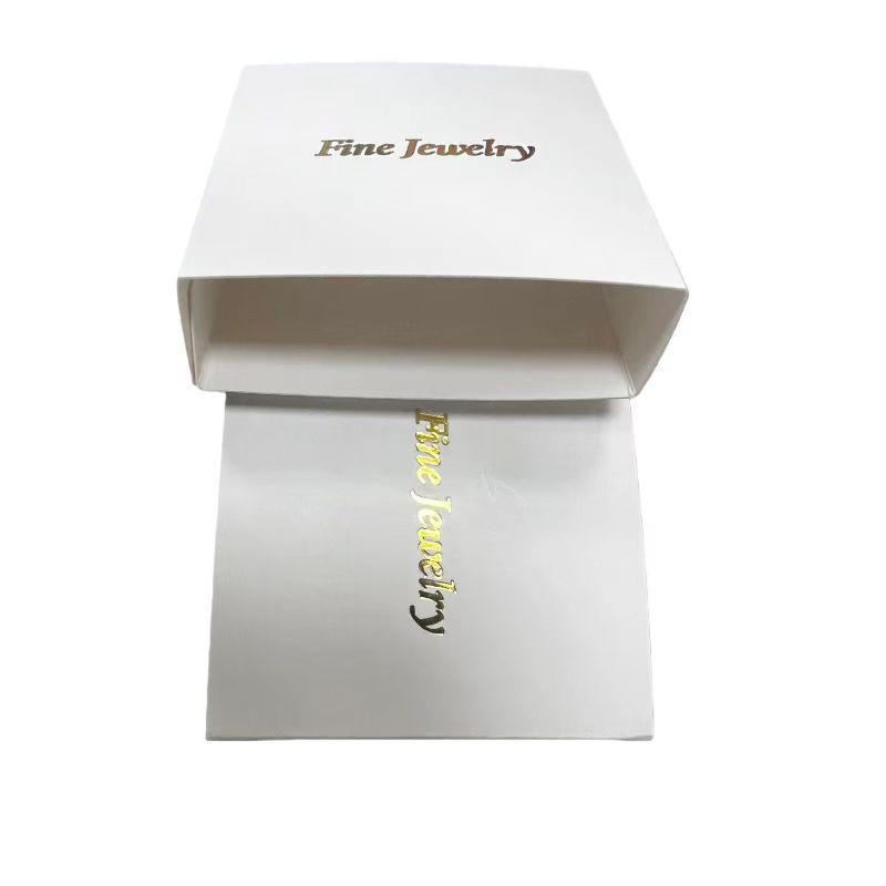 

В наличии шкатулка для хранения ювелирных изделий для серег, колец, ожерелий, браслетов и подвесок