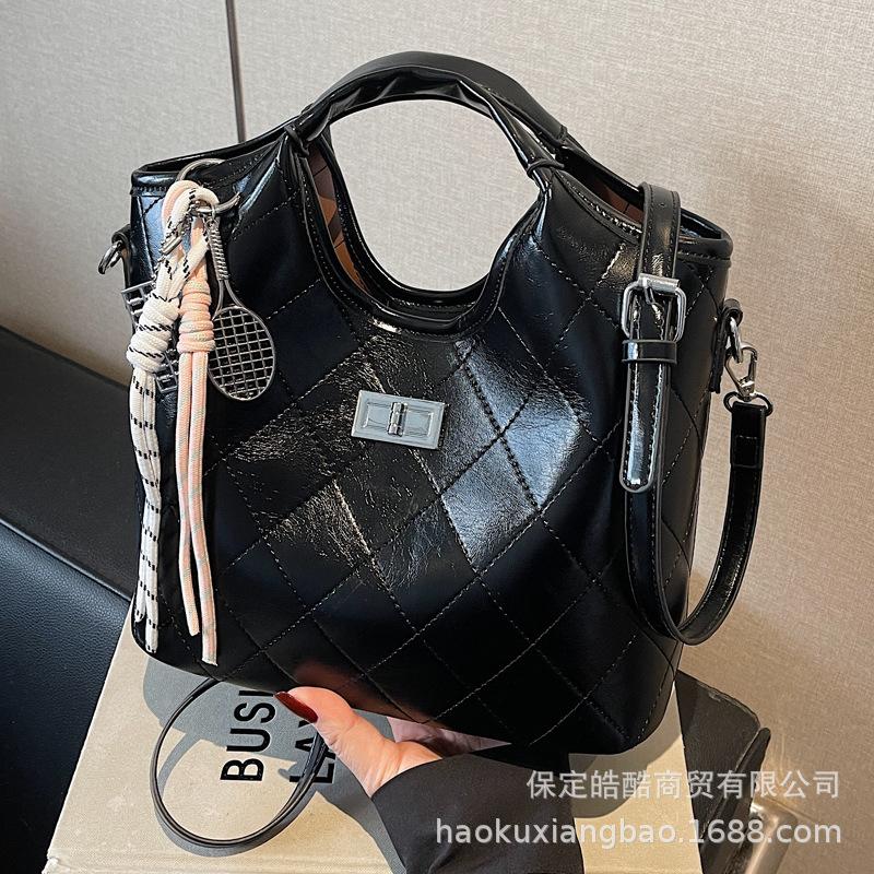 Retro bag women's large capacity 2025 new spring and summer casual shoulder handbag diamond commuter tote bag