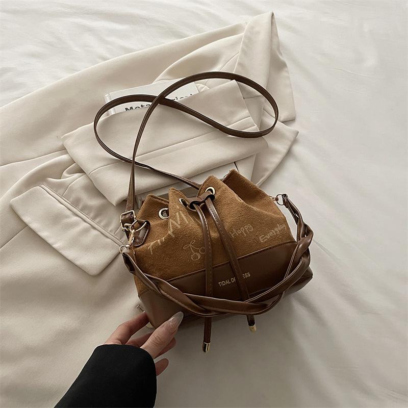 Textured portable bucket bag women's autumn and winter new suede daily commute shoulder bag retro messenger bag