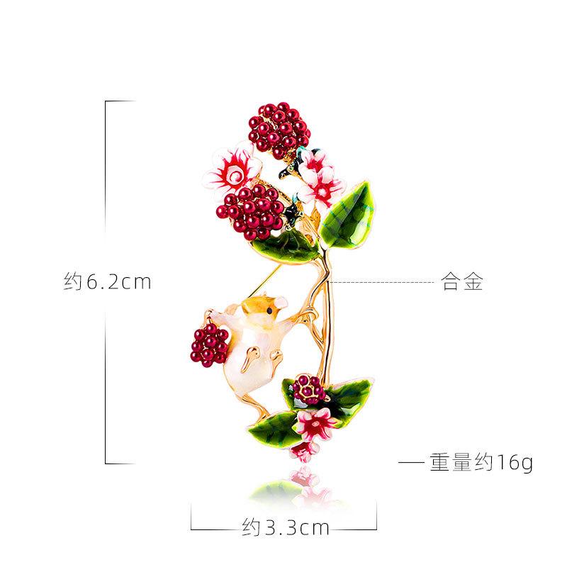 Winter new alloy drip grape little squirrel brooch high-end female versatile cute animal pin manufacturer