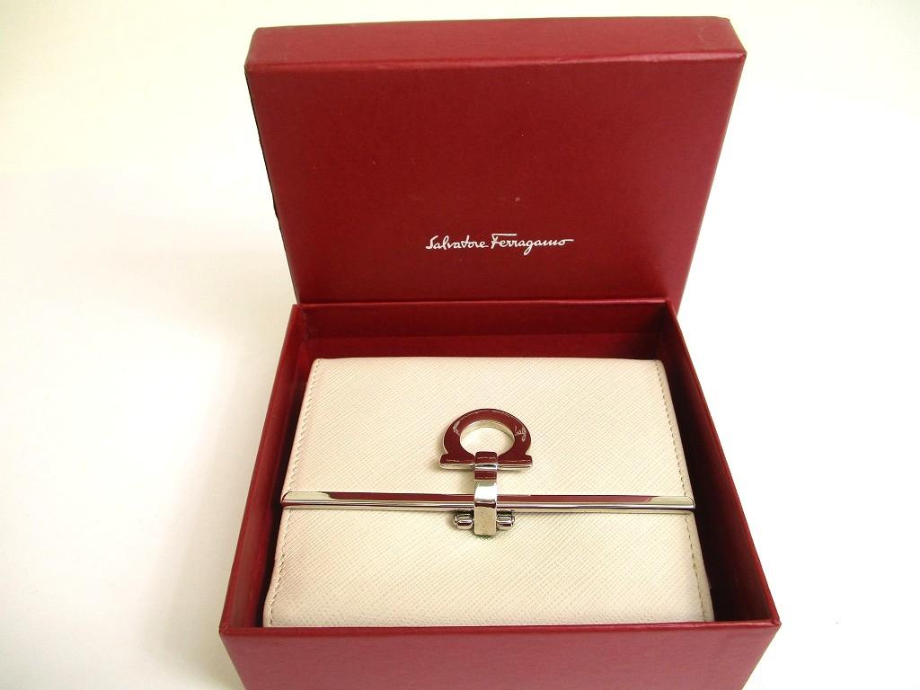 Autentisk Salvatore Ferragamo Gancini lysbeige skinn sølvfarget H/W bifold-lommebok #a701 pusset opp