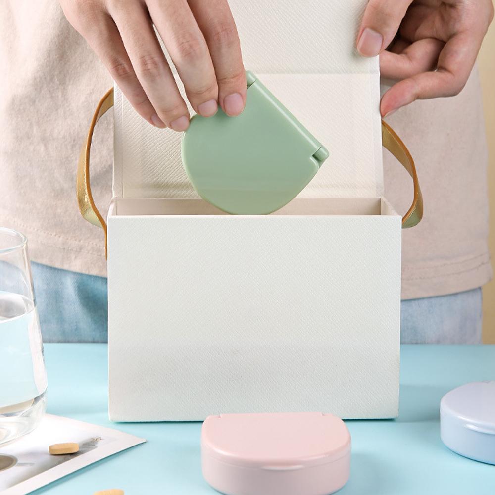 1 Stück Neuer täglicher Pillenorganisator 4 Fächer, Kleine Pillendose Tragbares Reise-Pillenetui, Mini-Pillenbehälter für Handtasche Tasche