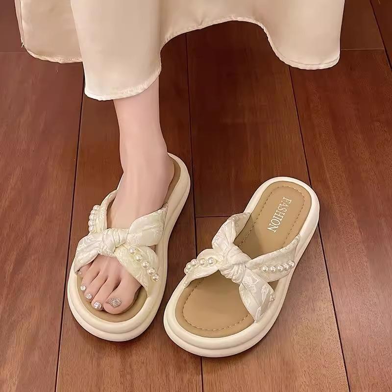 2025 new thick bottom stepping on shit feeling one-word sandals women summer wear Internet celebrity casual retro pearl national style slippers