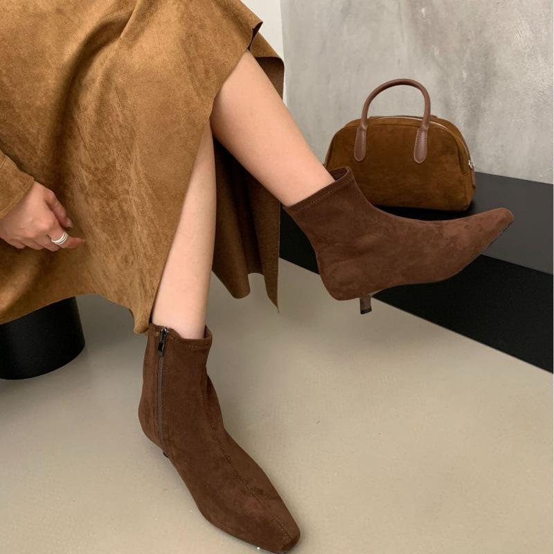 

2025 autumn and winter new small soft leather short boots women s retro thin boots pointed plain Chelsea boots 39 темно-коричневого