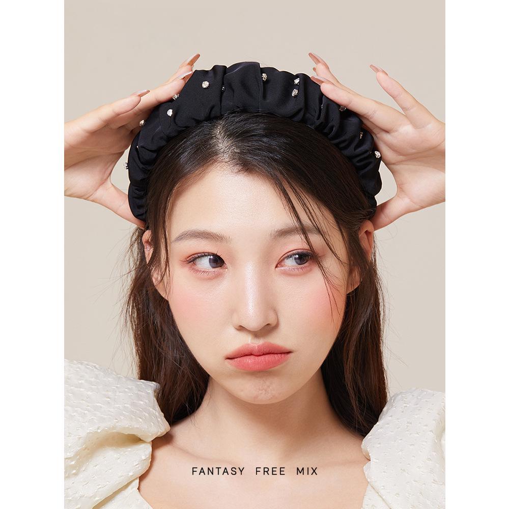 Hathaway Crystal Pleated Diamond Headband: Black Wide-Brimmed High-End Accessory for a Slimming Effect