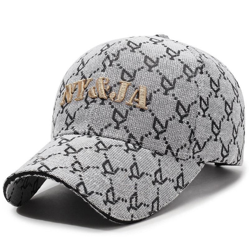 

Роскошная и стильная белая бейсболка: Сочетание элегантности и городского стиля серый