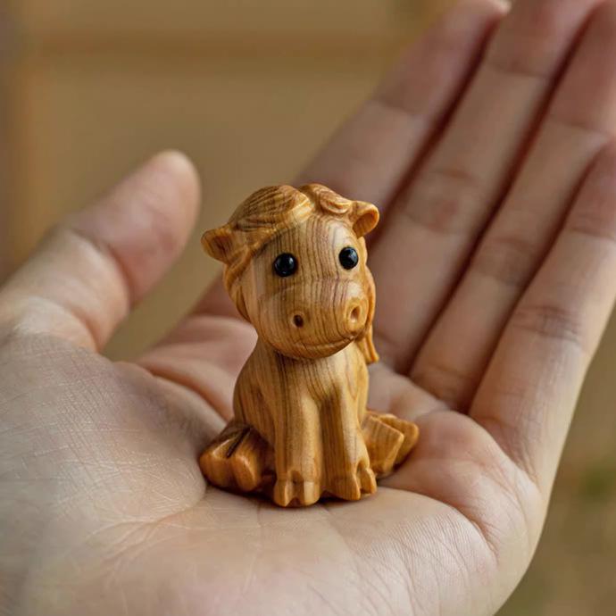 Handheld Zodiac Animal Thuja Wood Carvings: Cute Office Desk Healing Gifts