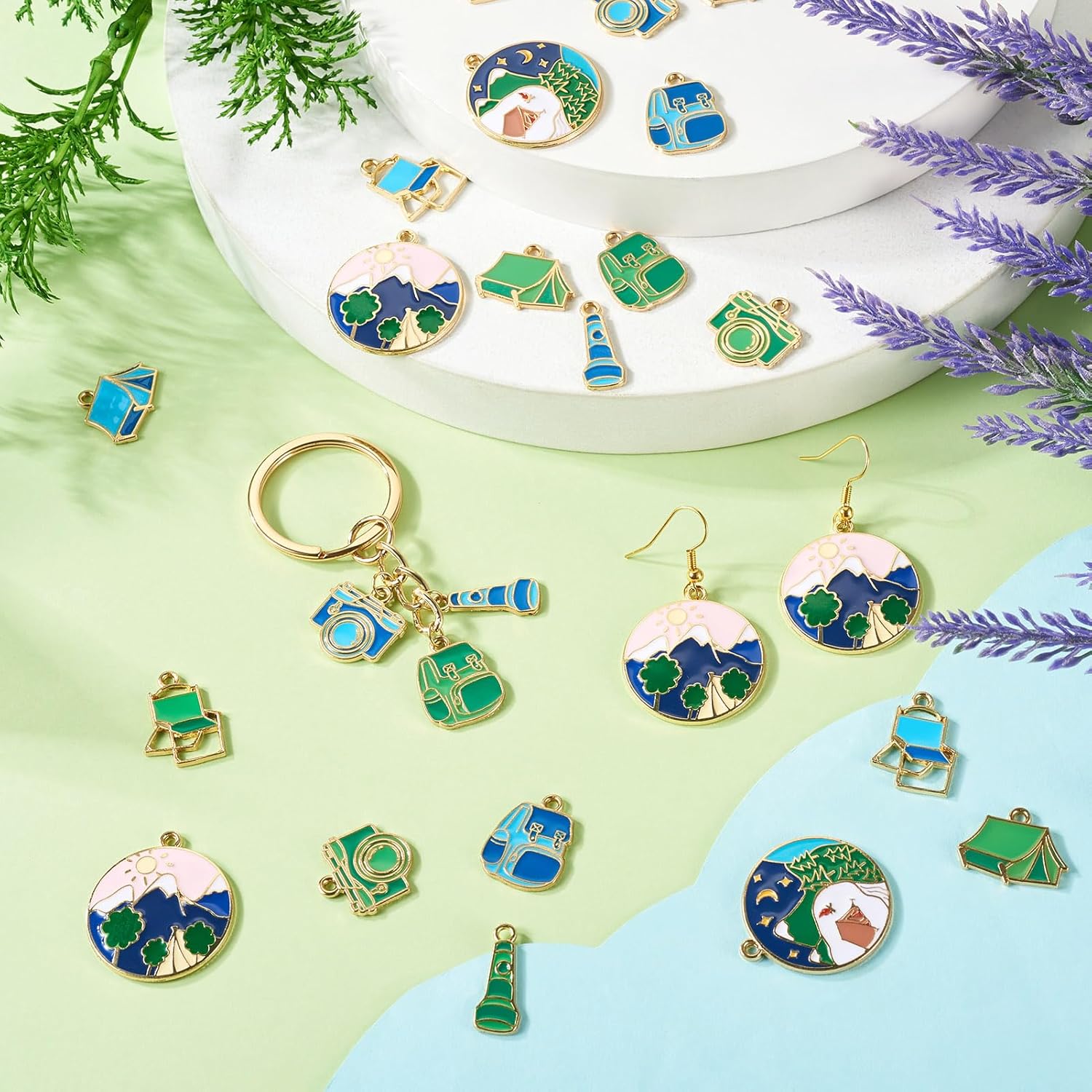 

24 шт. эмалевые подвески на тему путешествий, плоские круглые, с горным пейзажем, из сплава, камера, сумка, палатка, стул, фонарик, металлические подвески на тему кемпинга на открытом воздухе