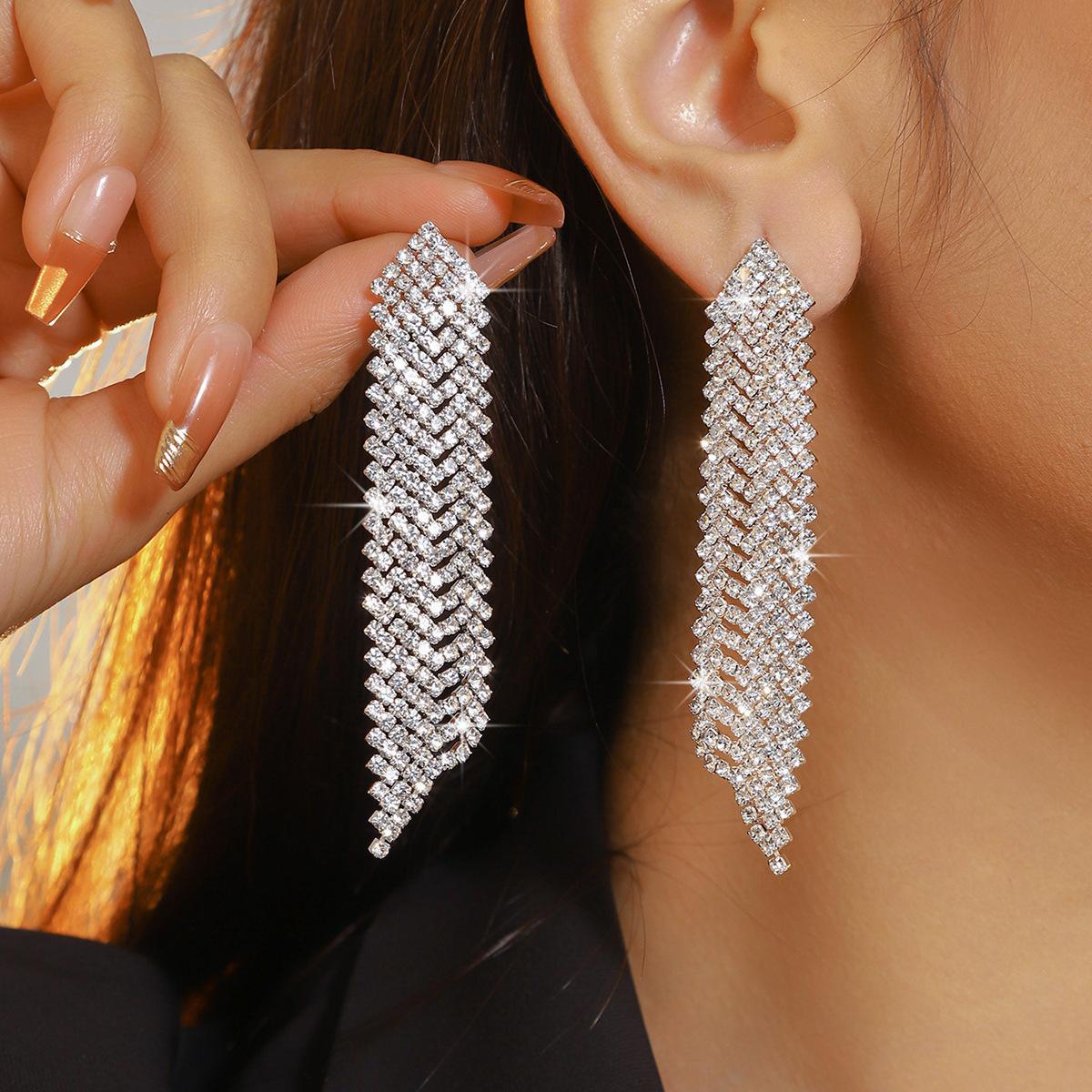 Взрывные геометрические скошенные серьги-подвески со стразами