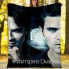 1 Stück The Vampire Diaries 4 Thema Weiche Flanell-Kuscheldecke - Digitaldruck, Polyester, Gemütlich für alle Jahreszeiten, Perfekt für draußen und Reisen