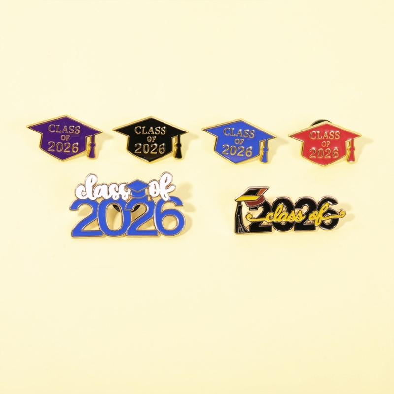 Elegante Spilla da Bavero Cappello di Laurea Commemorativo 2026 con Smalto Liscio Lega Spilla di Sicurezza per Risvolto