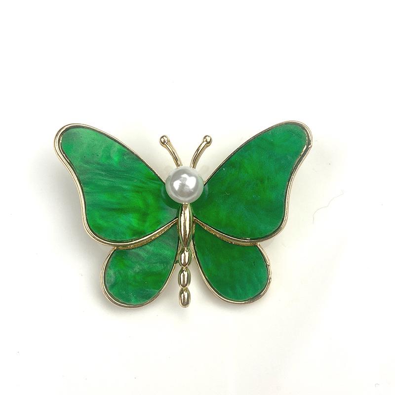 Meng Wanzhou's Pearl Butterfly Brooch: A Chic Accessory Protecting the Mother-of-pearl, Perfect for Elegant Women's Suits.