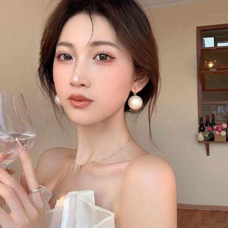 Hong Kong style elegant temperament pearl earrings women's ear buckle type niche unique design earrings European and American cold wind earrings
