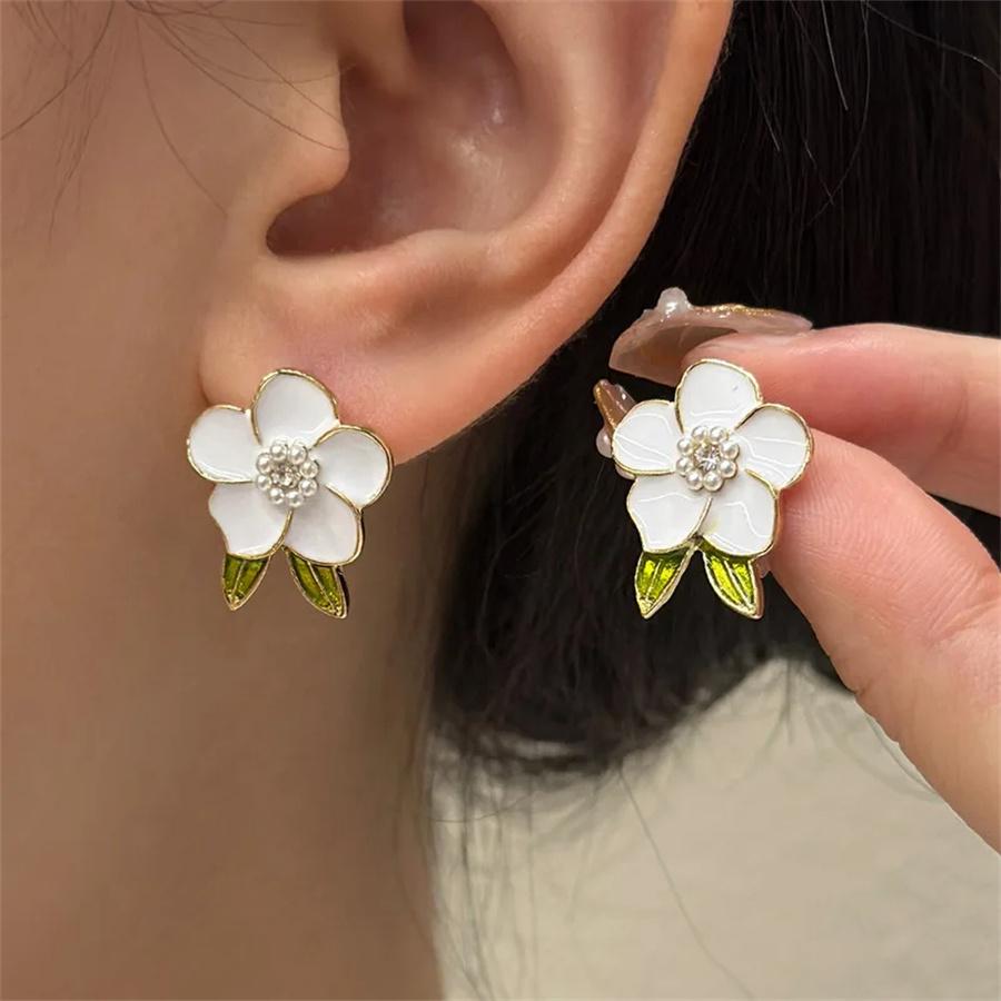 

Корейские модные серьги-гвоздики с большими белыми цветами, модные серьги-гвоздики с зелеными и белыми цветками в форме лепестков для женщин, ювелирные изделия