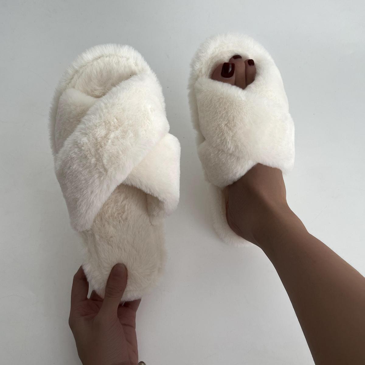 

Модные женские тапочки 2024 года, новые летние модные повседневные босоножки с открытым носком, туфли на плоской подошве, тапочки на низком каблуке, шлепанцы для женщин, большие размеры 42-43 белый