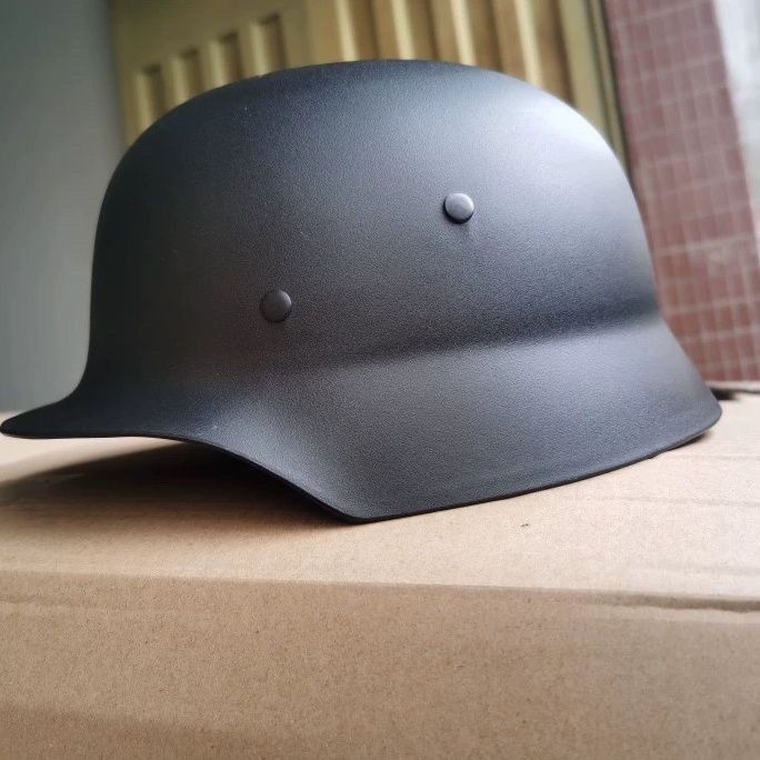 

Німецькі мотоциклетні шоломи M35 часів Другої світової війни військові вболівальники на відкритому повітрі обов’язкові аксесуари справжнє CS обладнання кінореквізит. L чорний