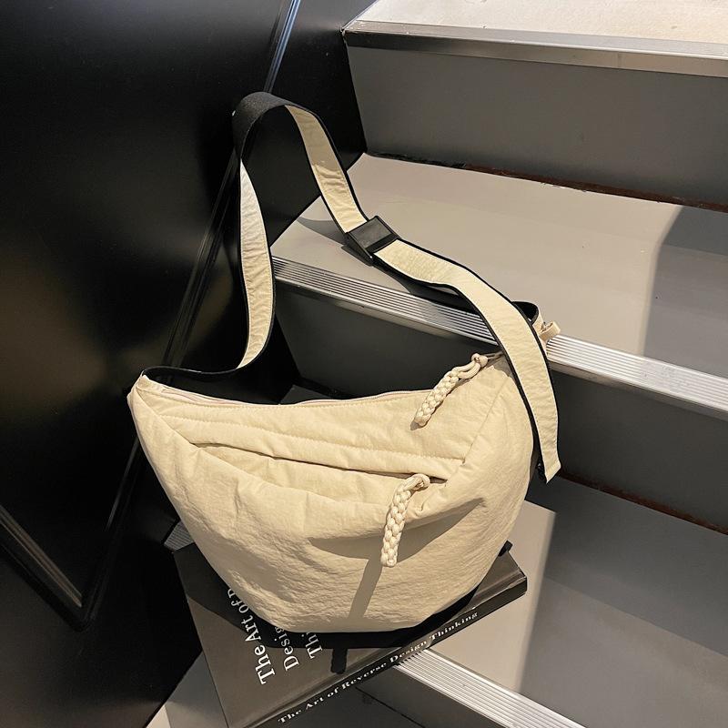 Large-capacity bag women's new casual shoulder messenger bag is now popular commuter dumpling bag