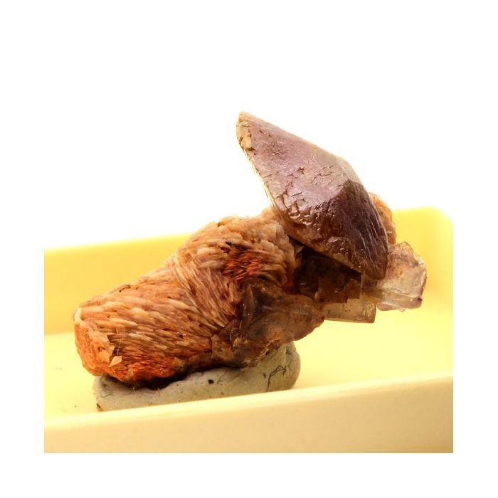 Pierres et Minéraux. Wulfenite. 31.0 ct. Lantignié, Rhône, France..