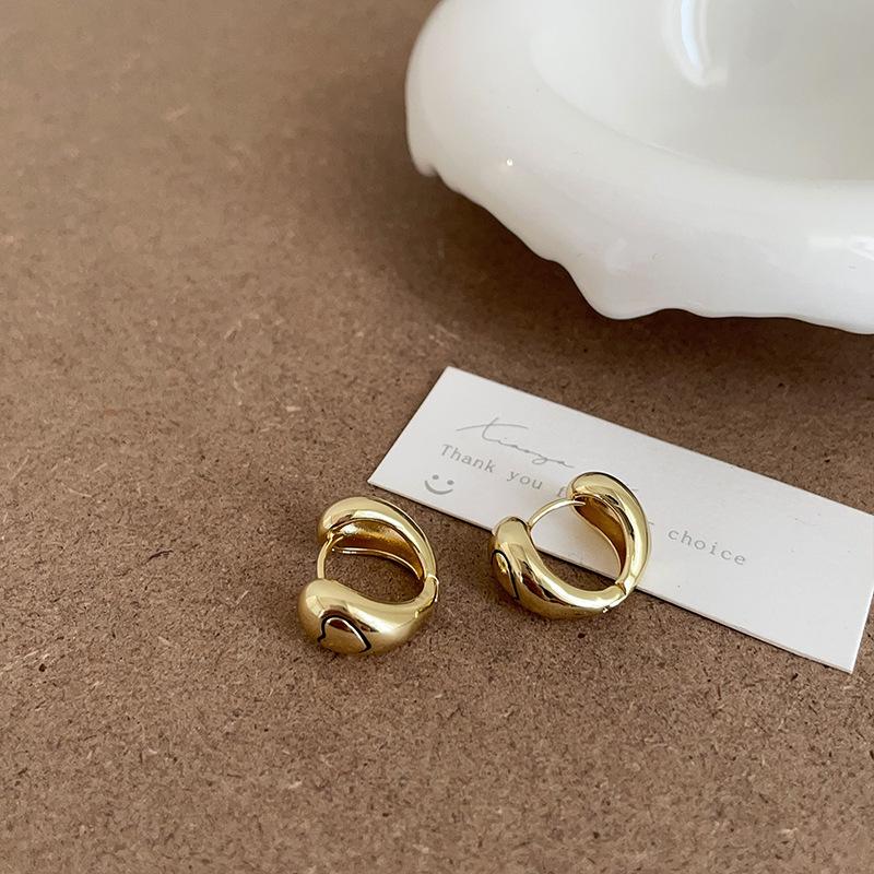Cold Wind Metal Love Ear Buckle Women'S Light Luxury Retro Elegance Advanced Simple Fashion Temperament Versatile Earrings Earrings