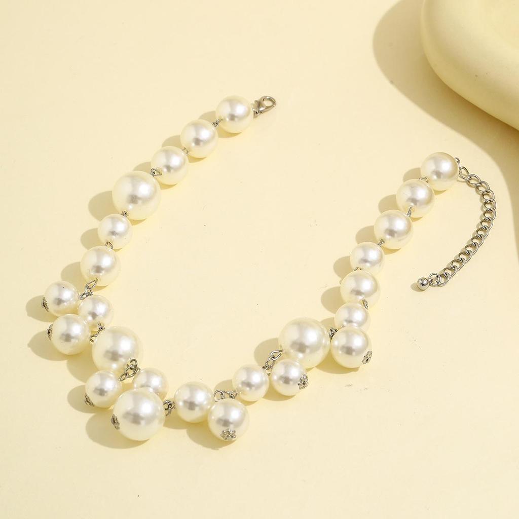 European-American Punk Choker: Oversized Bead, Imitation Pearl Necklace for Women.