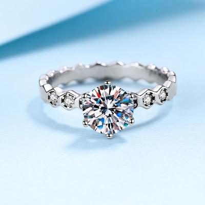 Anello a nido d'ape in argento sterling S925 per donna, placcato platino con gemma di colore D incastonata.