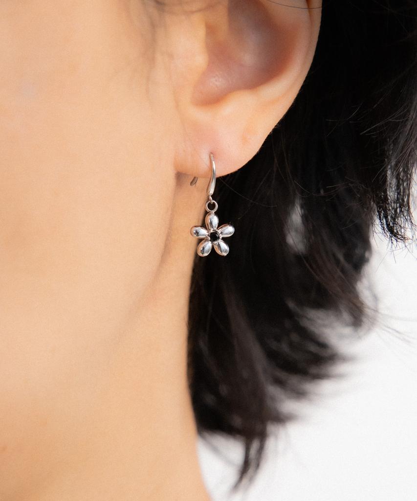 Linger Piece Black And Silver Flower Earring