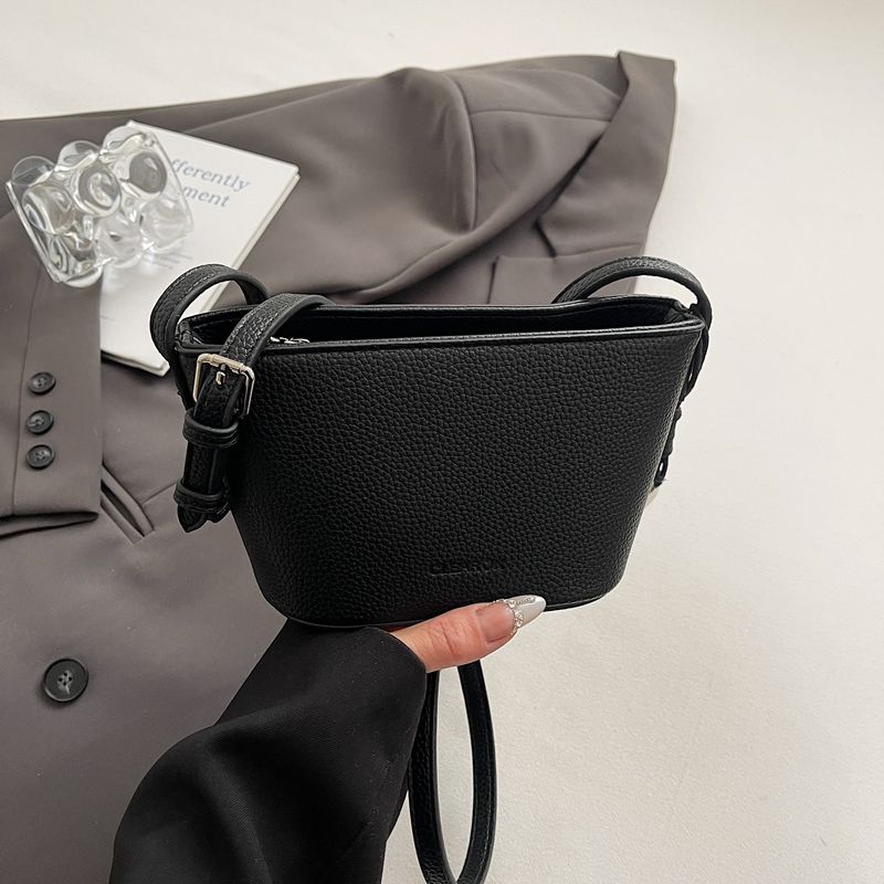 

Fashion 2025 New Versitile Fashion Shoulder Messenger Bag High Sense Boat Bag Ingot Bag Mini Small Bag Women Black Pendant