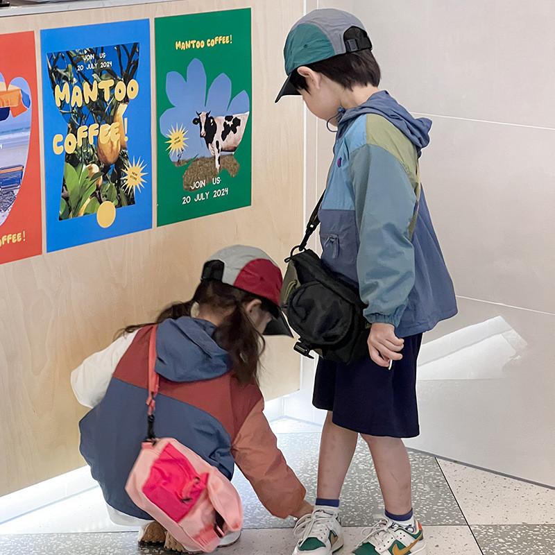 Trendy Large Capacity Shoulder Bag With Cartoon Design Ideal For All Gender Casuals