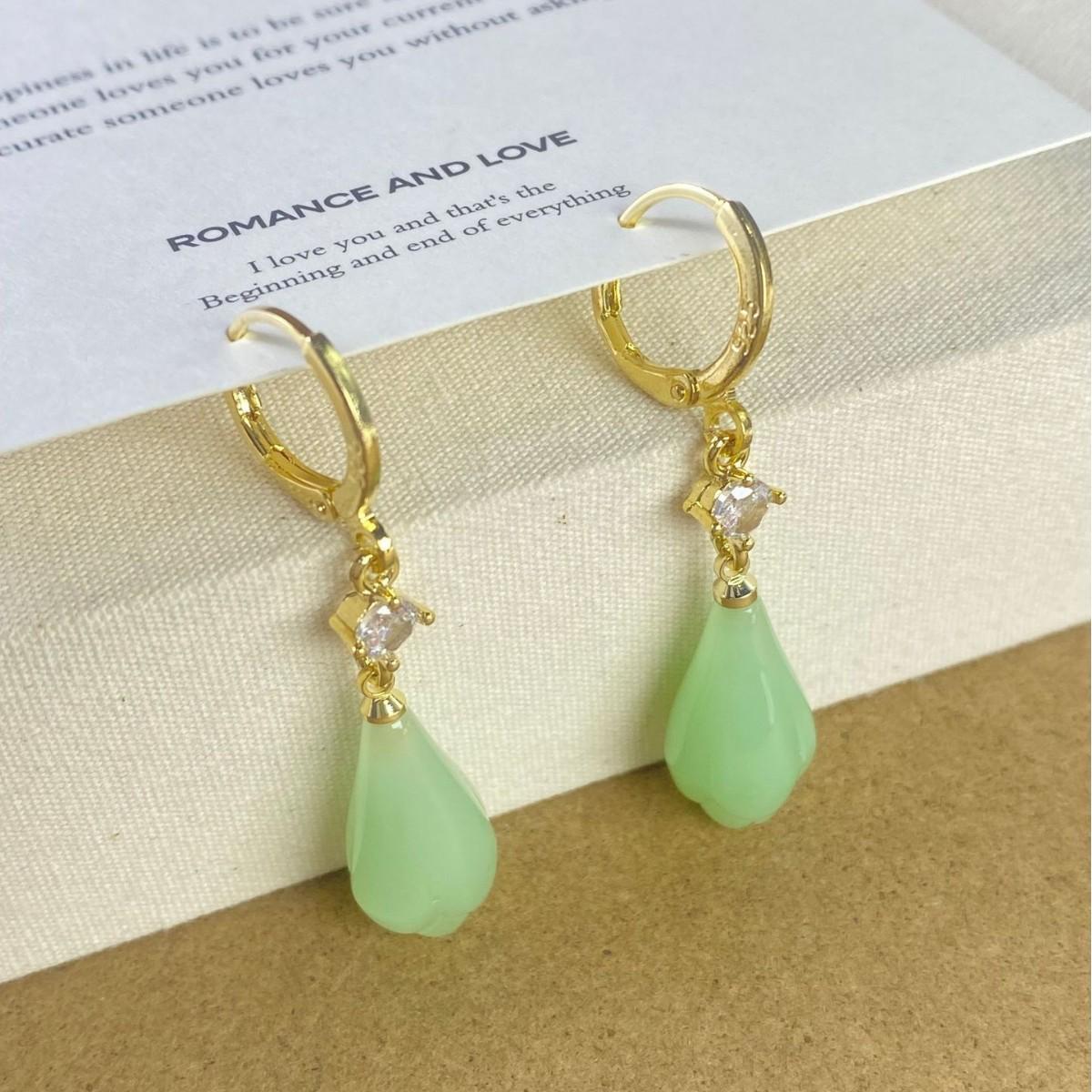 Green Teardrop Stone Earrings: Retro Chinese Style, Simple Niche Design, Versatile Accessory