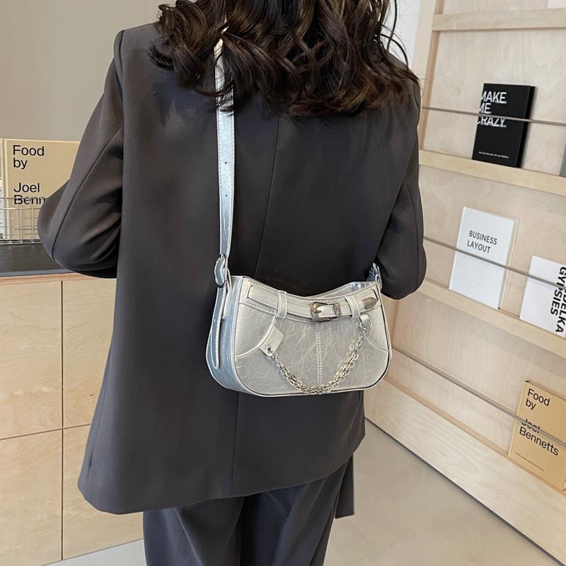 Trendy Crescent Crossbody Bag With Chain Strap And Zipper Closure In Multiple Colors серебряный