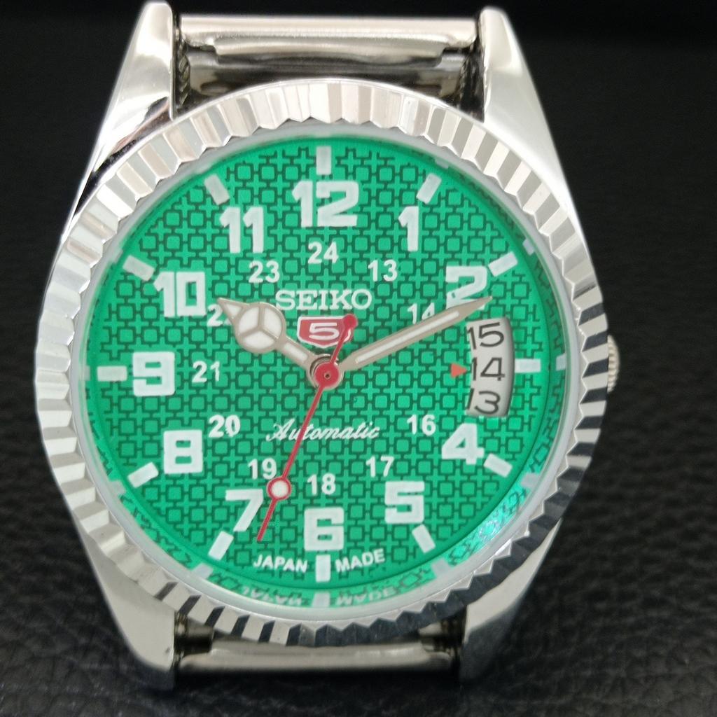 AUTOMATIC VINTAGE REFURBISHED SEIKO 5 JAPAN MENS GREEN DIAL WATCH a443993-1