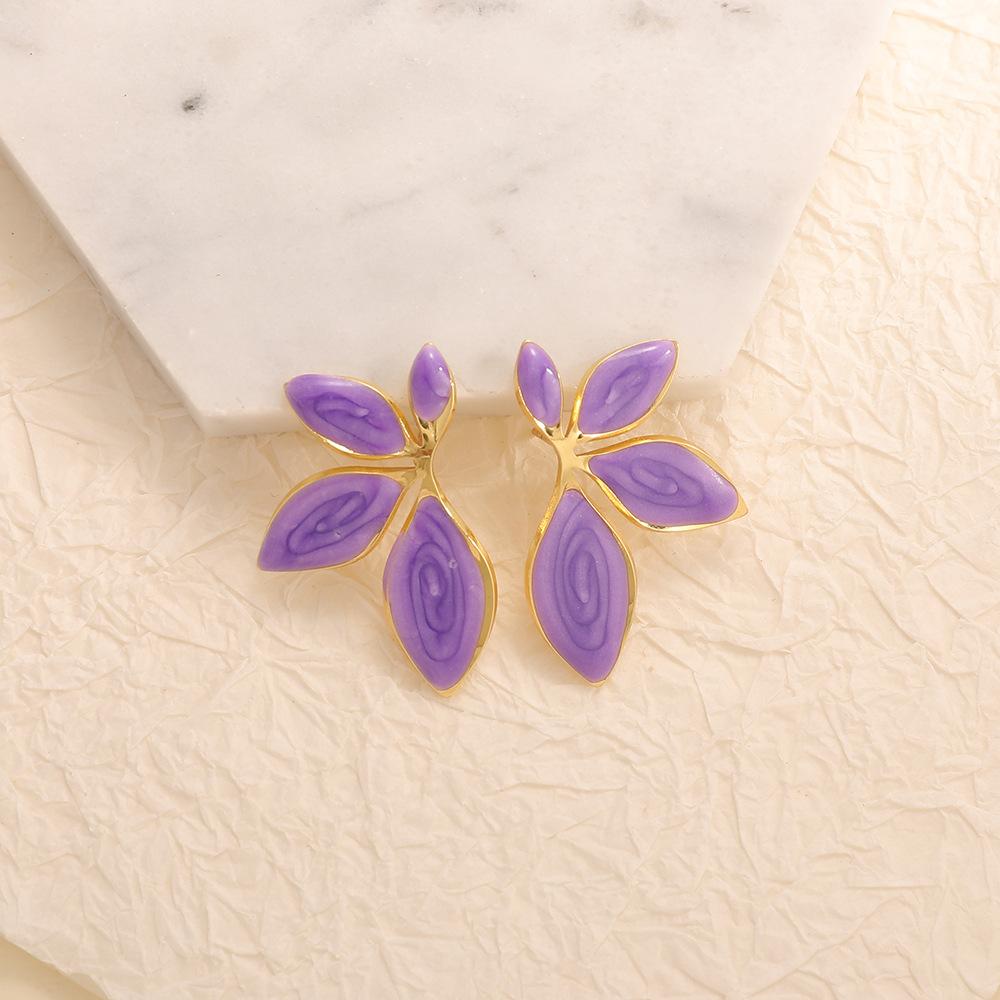 Japanese and Korean fresh sweet metallic three-dimensional irregular white drip flower earrings with stud earrings for women, gentle elegance