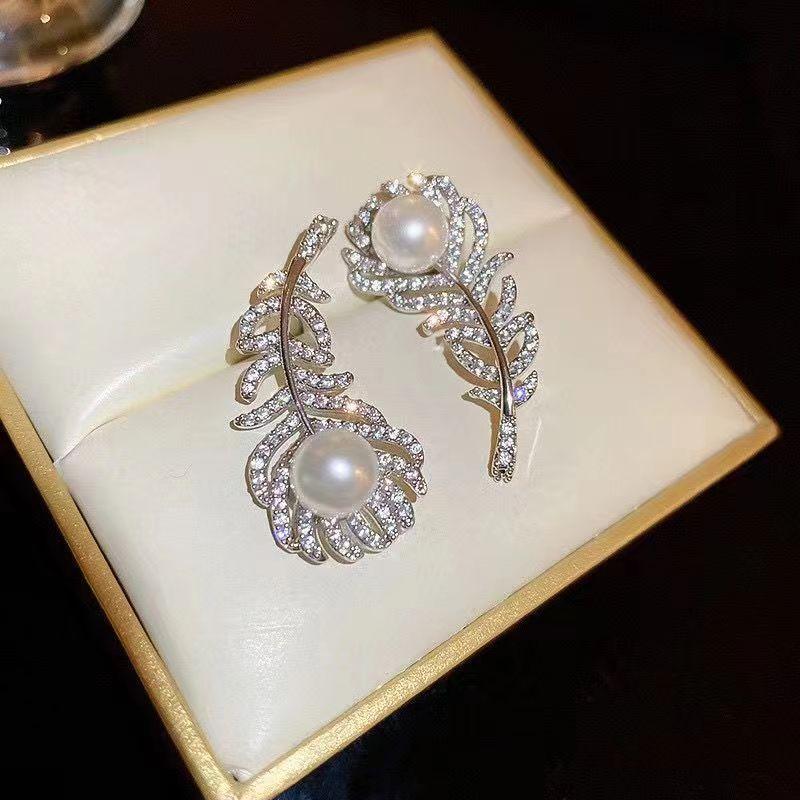 Brincos de folha de pena de pérola para mulheres