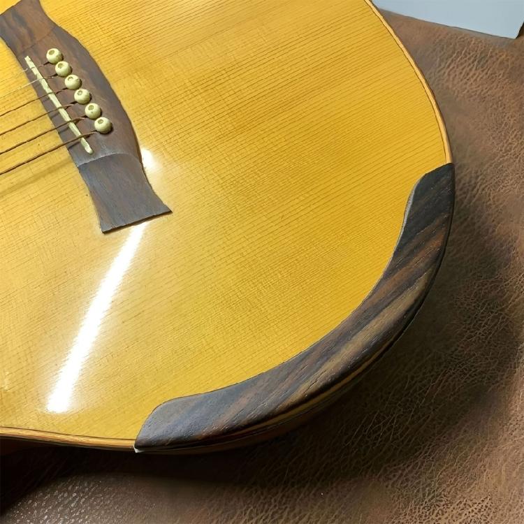 Komfortowy podłokietnik do gitary Ręcznie robione drewno Wzmacnia rezonans akustyczny Bez wysiłku Montaż Regulowana wysokość Kąt