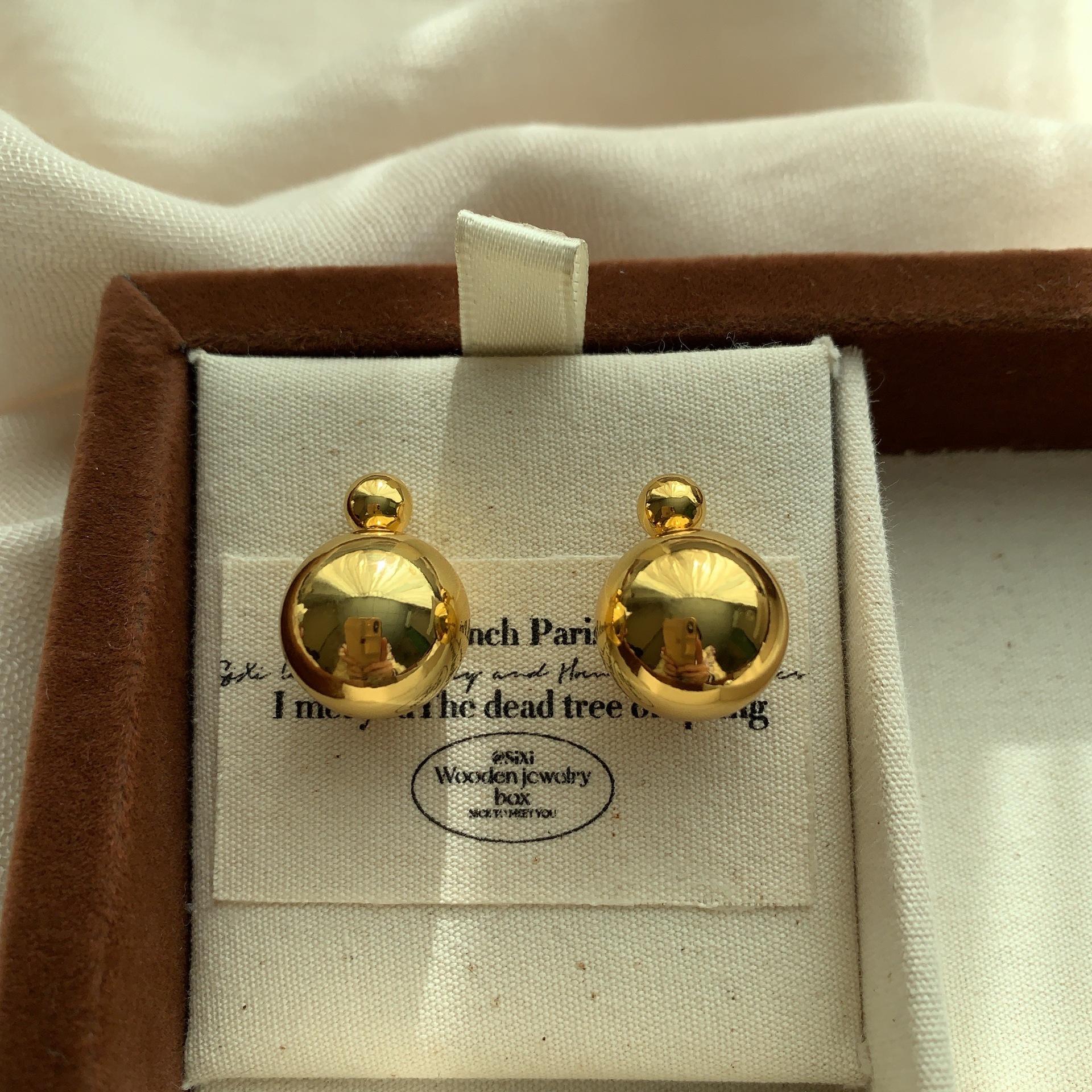 Minimalist glossy gold ball earrings, stud earrings, light luxury retro fashion cold texture, advanced commuter personalized earrings