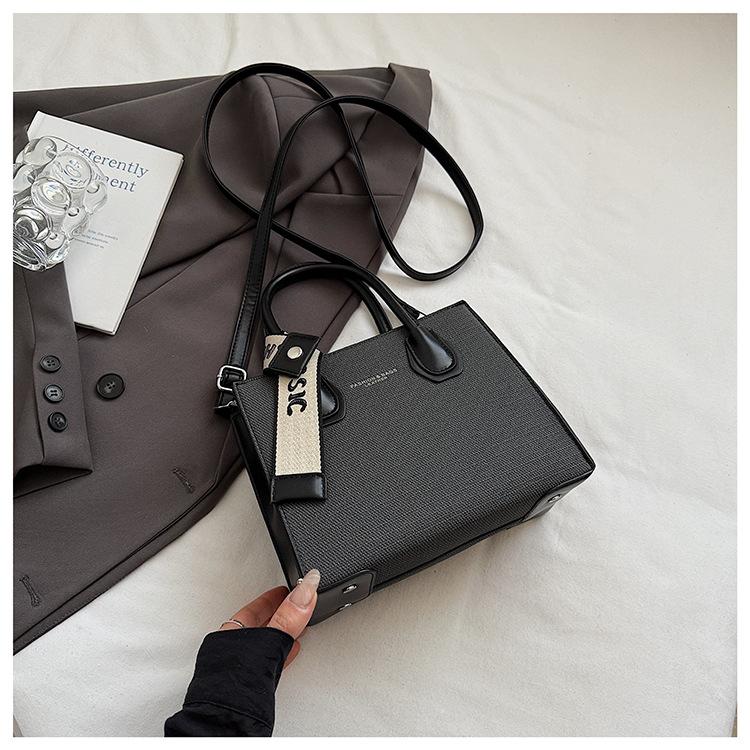 

Tote bag women s new large-capacity niche design texture shoulder messenger bag fashionable commuter handbag tide чёрный