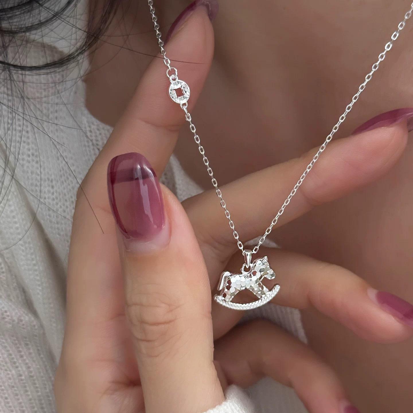 

Broken Ice Wooden Horse Necklace for Women, Simple, Fashionable, Personalized, Light Luxury, Exquisite Temperament, Collarbone Chain 40CM платиновый