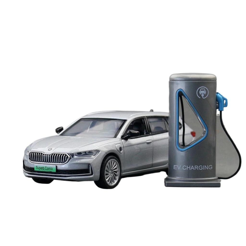 1/35 Skoda Superb IV Combi Alloy Car Model Sound and Light Children's Toy Collectibles Birthday Gift