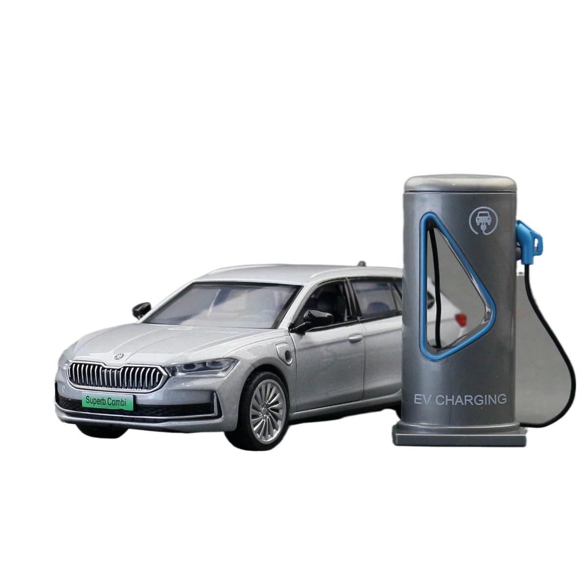 

1/35 Skoda Superb IV Combi Модель автомобиля из сплава Звук и свет Детская игрушка Коллекционные предметы Подарок на день рождения серебряный