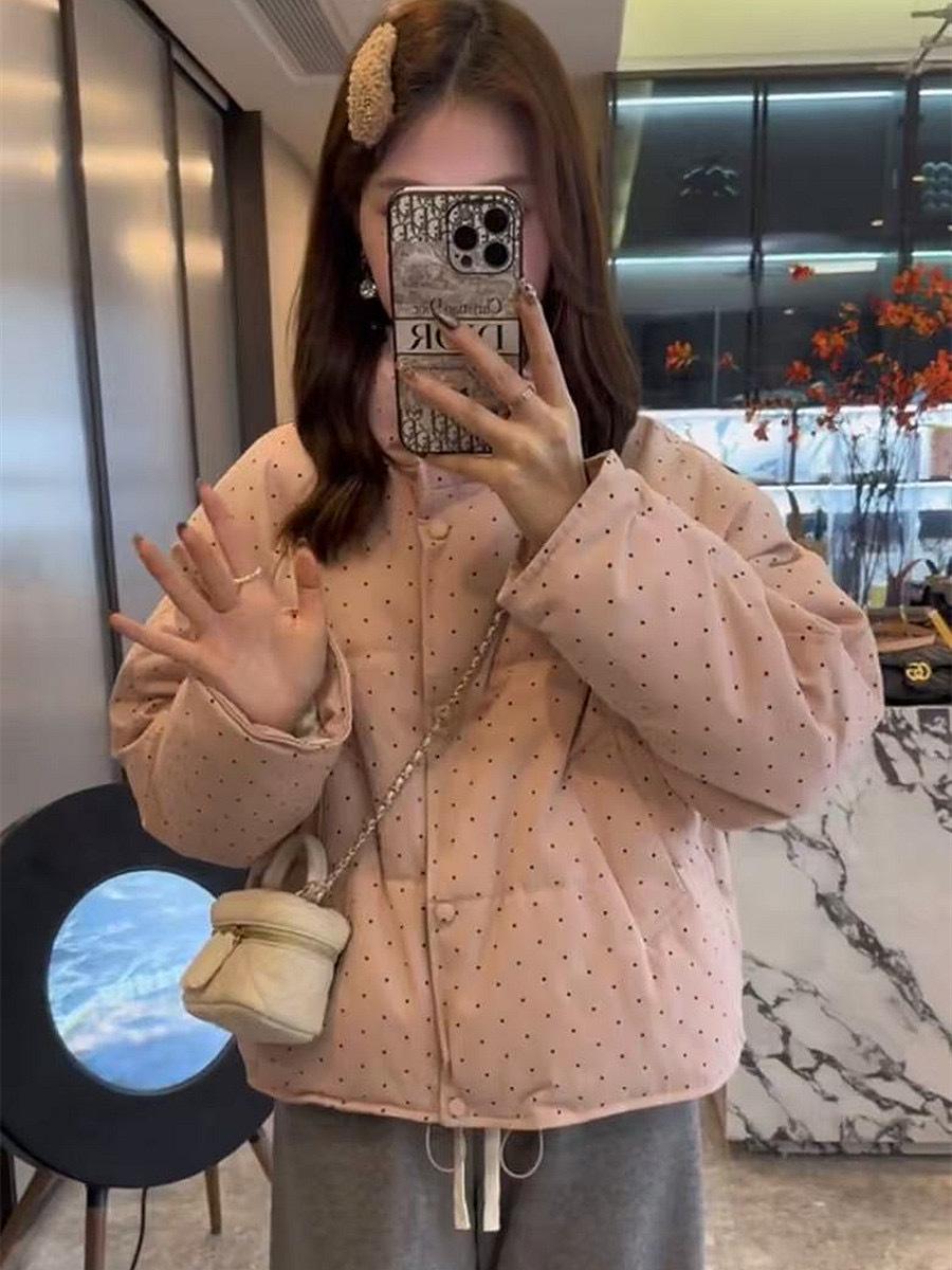 

Женская зимняя куртка 2024 года в горошек на пуху с воротником-стойкой - Маленький размер, свободный крой, универсальный дизайн Large розовый