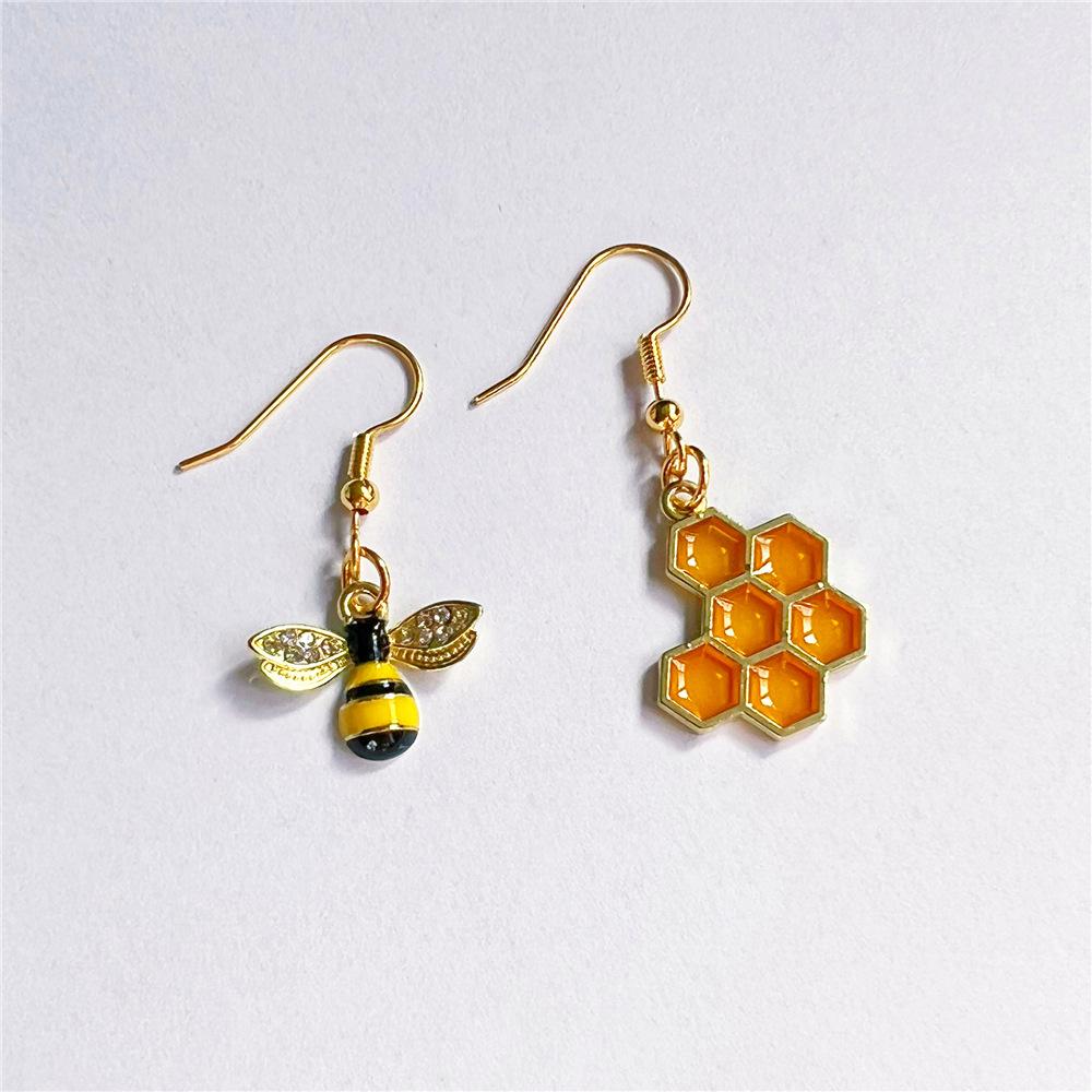 

Fashion Bee Necklace and Earrings Set - Honeycomb Pendant Trendy Fine Accessories - Versatile Bumblebee Jewelry for Women